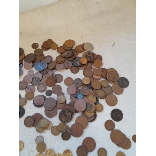 228 - Varied array of GB coins from l ate 19th century onwards : Threepences mint and circ. Pennies, base ... 