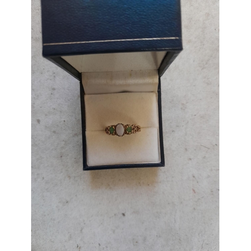 286 - 9 ct gold ring set with opal and emerald  size M, 2.4 g