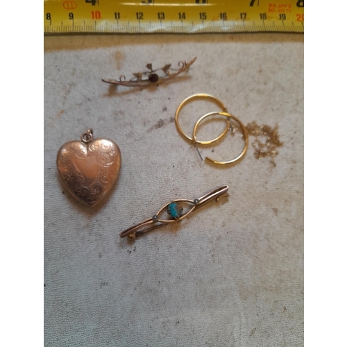 4 - 9 ct jewellery some for scrap, some unmarked, 2 x brooches 10.5 g overall