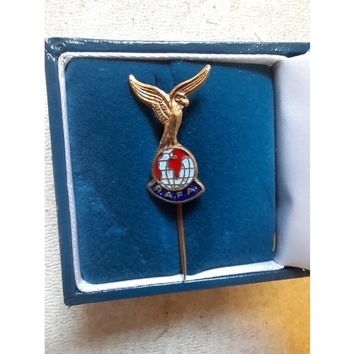 43 - 9 ct gold RAFA pin badge 2.2 g