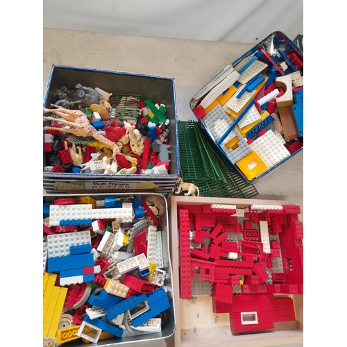 321 - 3.5 kg of Lego and tuck box