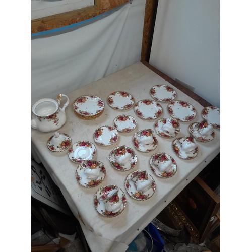 400 - Royal Albert Old Country Roses : 9 x coffee cups (NOTE 8 x no damage), 12 x saucers (no damage), 1 x... 