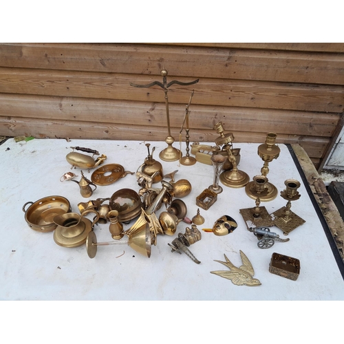 8 - Assorted brassware