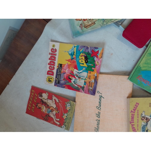 61 - Childrens books : Collectors Edition Winnie the Pooh, No1 Debbie and vintage childrens books