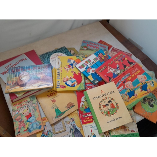 61 - Childrens books : Collectors Edition Winnie the Pooh, No1 Debbie and vintage childrens books