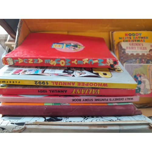 61 - Childrens books : Collectors Edition Winnie the Pooh, No1 Debbie and vintage childrens books