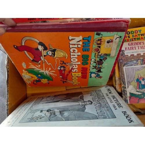 61 - Childrens books : Collectors Edition Winnie the Pooh, No1 Debbie and vintage childrens books