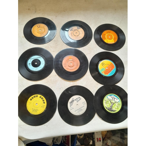 72 - Vinyl record single 45 rpms : mainly reggae all without sleeves : Dillinger JS916, Kellee Patterson ... 