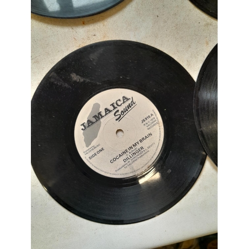 72 - Vinyl record single 45 rpms : mainly reggae all without sleeves : Dillinger JS916, Kellee Patterson ... 