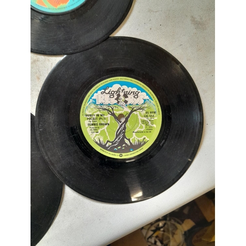 72 - Vinyl record single 45 rpms : mainly reggae all without sleeves : Dillinger JS916, Kellee Patterson ... 