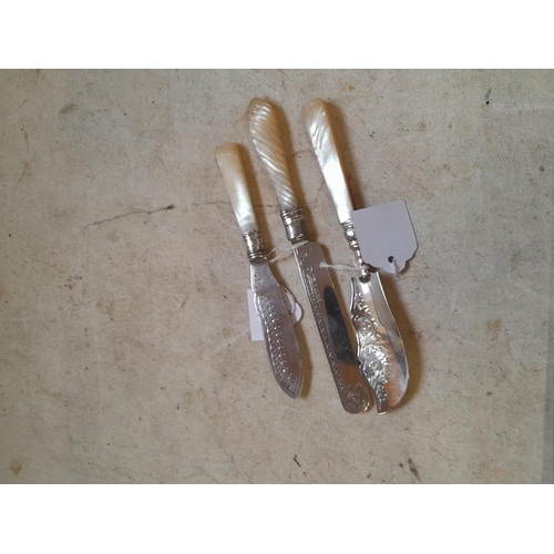 89 - 3 z silver and mother of pearl handled cake knives