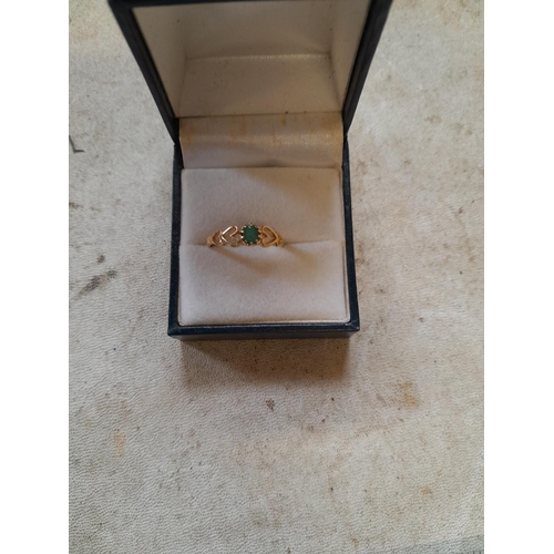 95 - 9 ct gold and emerald ring size  N- O 1.4 g