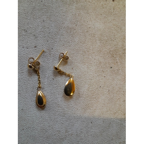 109 - pair of unmarked 9ct gold earrings 1.1 g