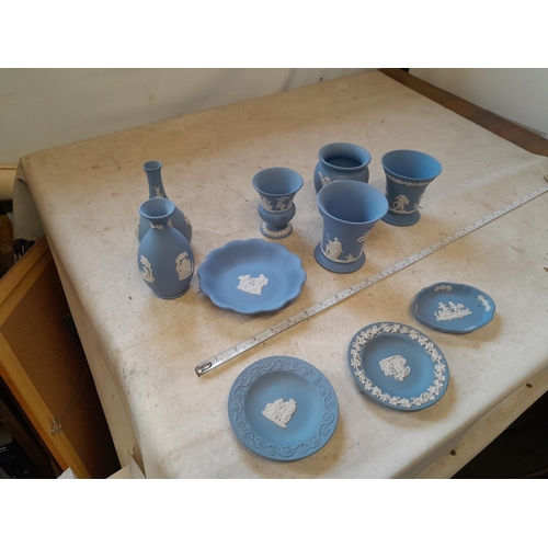 122 - Assorted pieces of Wedgwood Jasperware