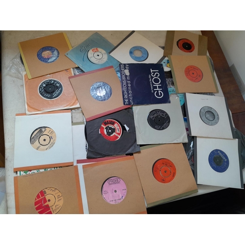 154 - Varied array of vinyl single records : commercial pop from 1960s -1980s with approx vendor stock lis... 