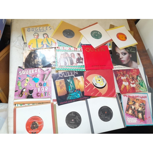 154 - Varied array of vinyl single records : commercial pop from 1960s -1980s with approx vendor stock lis... 