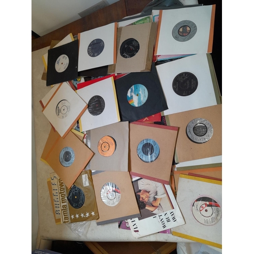 154 - Varied array of vinyl single records : commercial pop from 1960s -1980s with approx vendor stock lis... 