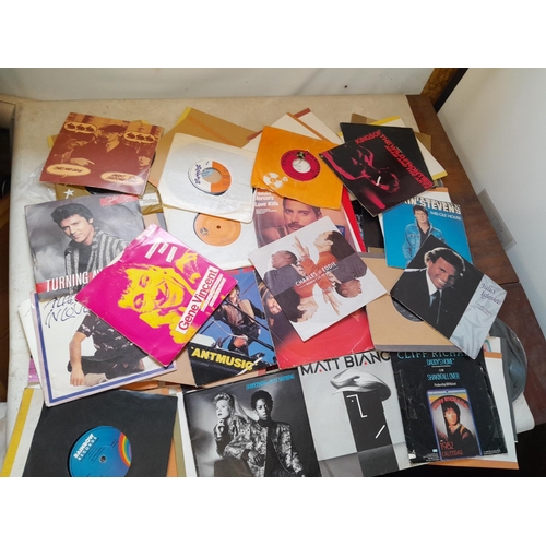 154 - Varied array of vinyl single records : commercial pop from 1960s -1980s with approx vendor stock lis... 