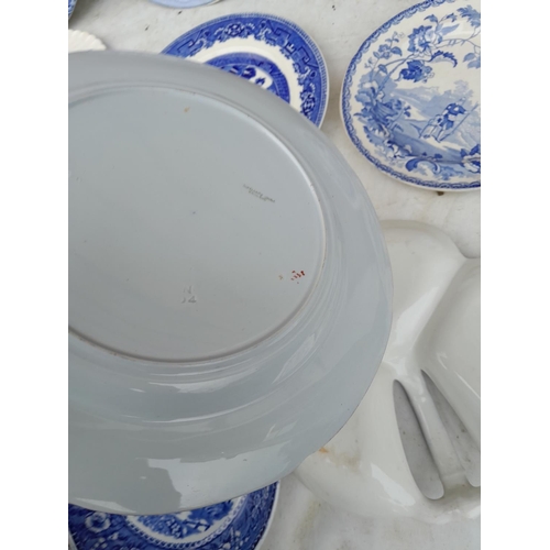 222 - Assorted early - mid 20th century blue and white pottery