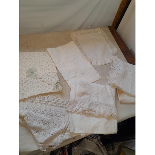 223 - Textiles : a good array of early 20th century linen and lace : lace panels, table linen, Christening... 