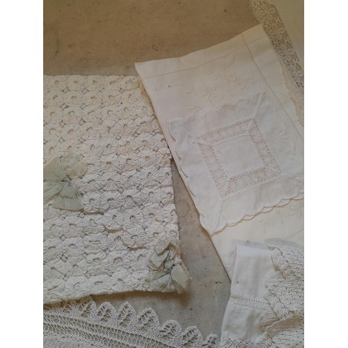 223 - Textiles : a good array of early 20th century linen and lace : lace panels, table linen, Christening... 