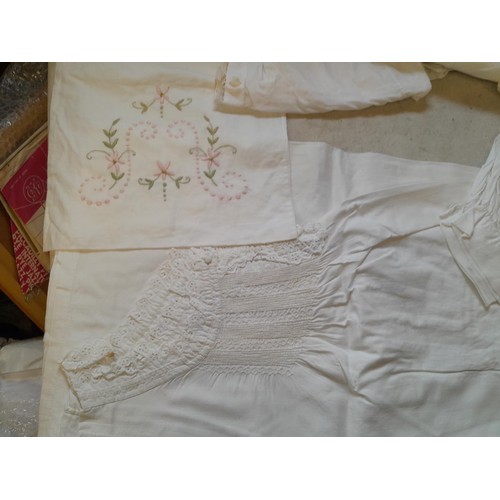 223 - Textiles : a good array of early 20th century linen and lace : lace panels, table linen, Christening... 