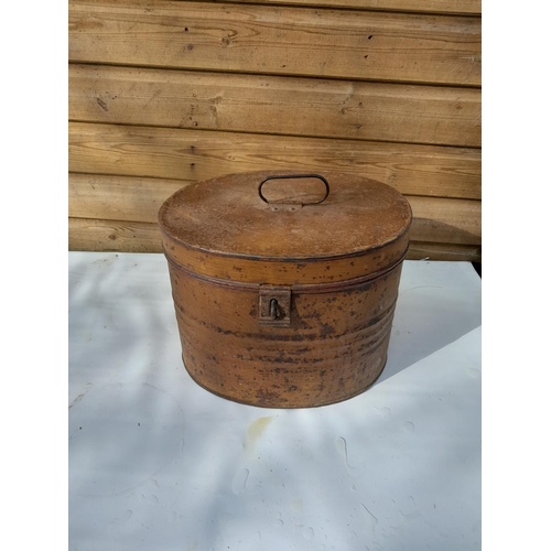 580 - Vintage tin hat box