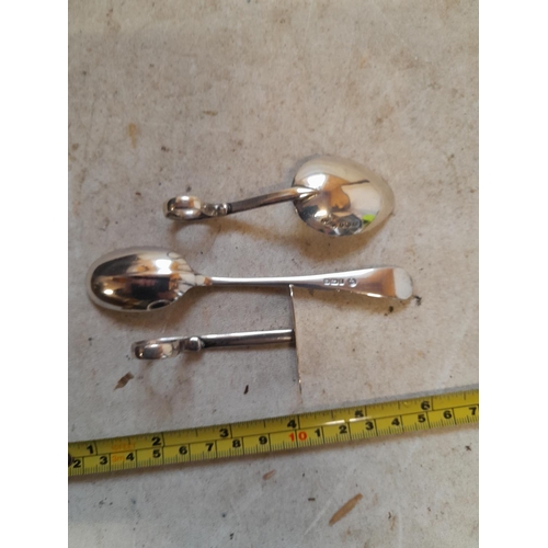 113 - Silver feeding spoon and pusher and silver teaspoon  49 g