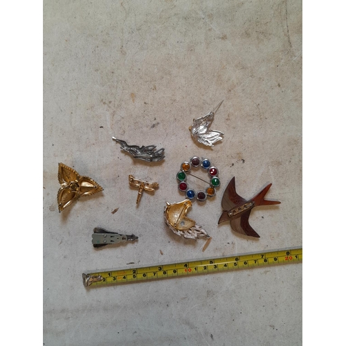 137 - Collection of various modern and vintage brooches, Greyhounds and horses