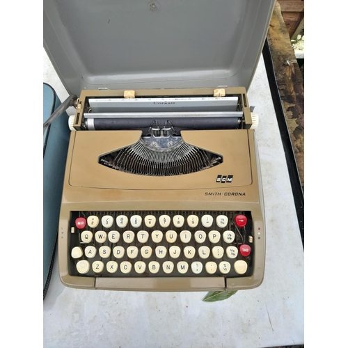 167 - 2 x vintage typewriters : Smith Corona & Olivetti