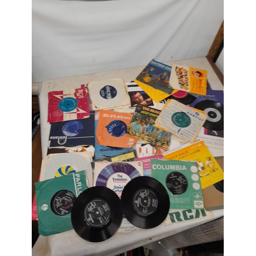 296 - Collection of vinyl record singles : commercial pop from 1060s - 1980s. Beatles EP included