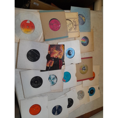 82 - Large array of vinyl record singles : commercial pop from 1960s - 1980s, major labels, interesting t... 