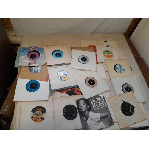 82 - Large array of vinyl record singles : commercial pop from 1960s - 1980s, major labels, interesting t... 