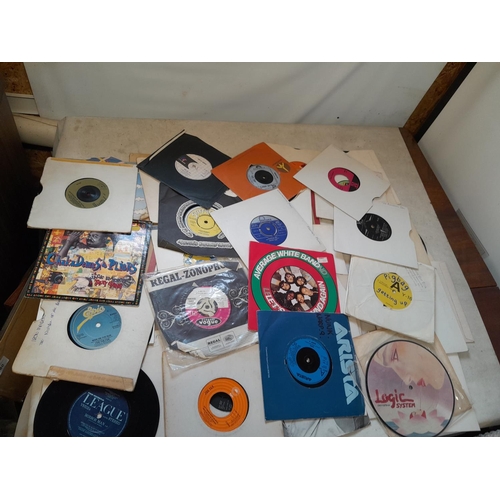 82 - Large array of vinyl record singles : commercial pop from 1960s - 1980s, major labels, interesting t... 