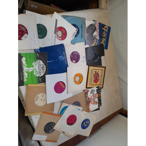 82 - Large array of vinyl record singles : commercial pop from 1960s - 1980s, major labels, interesting t... 