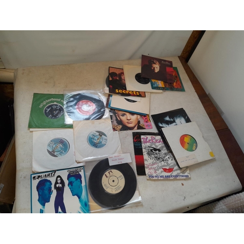 82 - Large array of vinyl record singles : commercial pop from 1960s - 1980s, major labels, interesting t... 