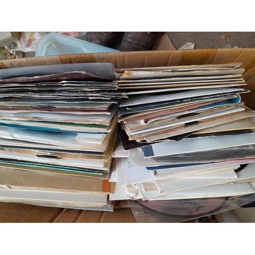 82 - Large array of vinyl record singles : commercial pop from 1960s - 1980s, major labels, interesting t... 