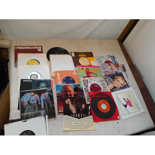 84 - Varied selection of vinyl record singles : commercial pop from 1960s - 1980s, picture discs, coloure... 