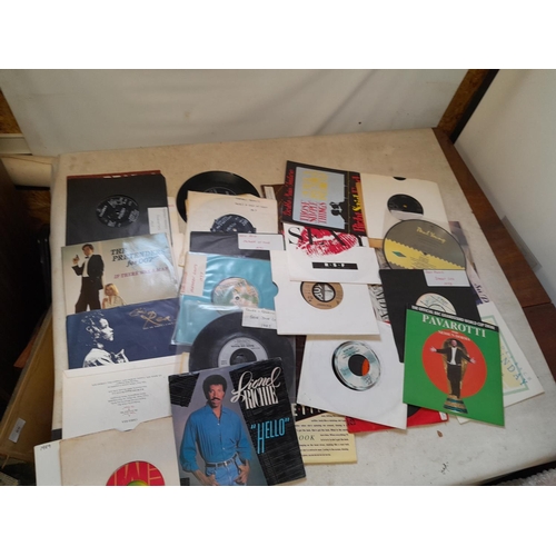 84 - Varied selection of vinyl record singles : commercial pop from 1960s - 1980s, picture discs, coloure... 