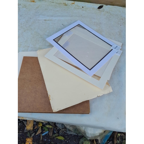 113 - Assorted picture frames, 4 x pictures