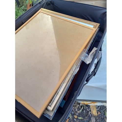 113 - Assorted picture frames, 4 x pictures