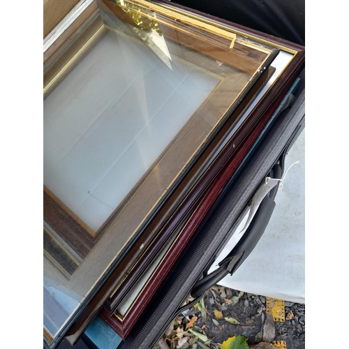 113 - Assorted picture frames, 4 x pictures