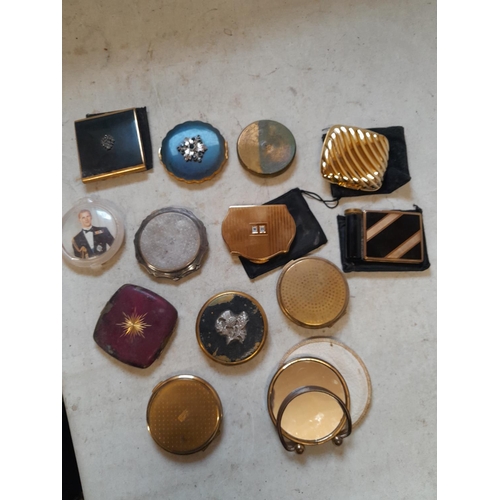 121 - Assorted vintage compacts