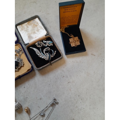 122 - Assorted costume jewellery : small amount of silver present