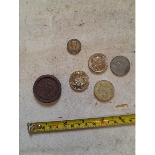 303 - Coins : US interest cast iron medallion, 3 x collectors £2 coins etc