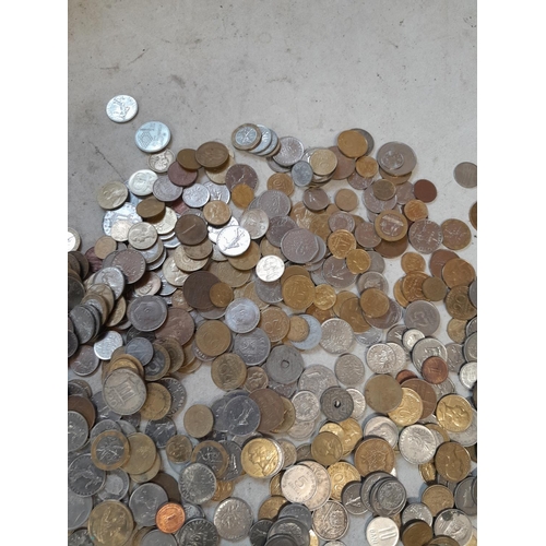 23 - Approx 2 kg of current or exchangeable base metal foreign coins