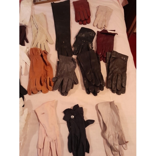 69 - Random collection of vintage leather, and other gloves