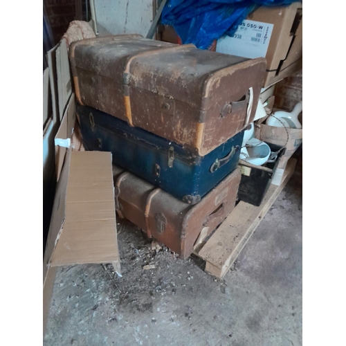 95 - Assorted steamer trunks