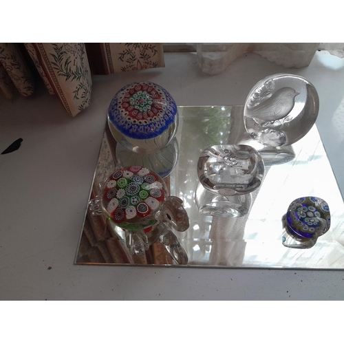 31 - Various vintage and modern glass paperweights