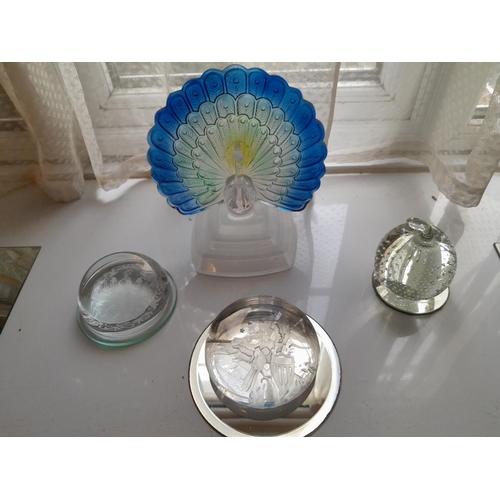 31 - Various vintage and modern glass paperweights